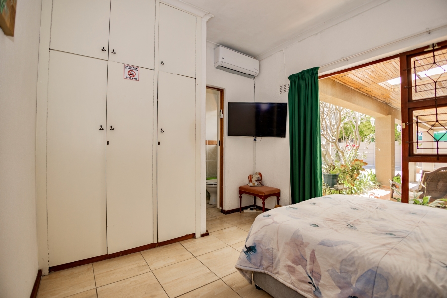 6 Bedroom Property for Sale in Schoongezicht Western Cape